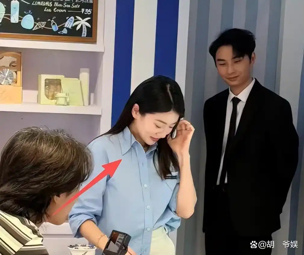 程晓玥二胎产后现身上海！小腹微隆身材纤细，一头黑发气质变富态 