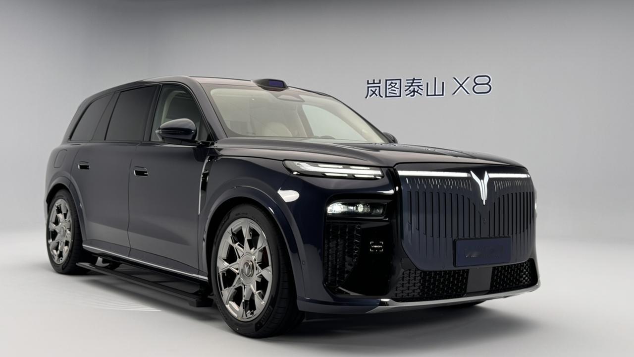 泰山X8其实跟我的泰山是一样大的…
不同的只是，X8配色会更大胆激进些
这次泰山