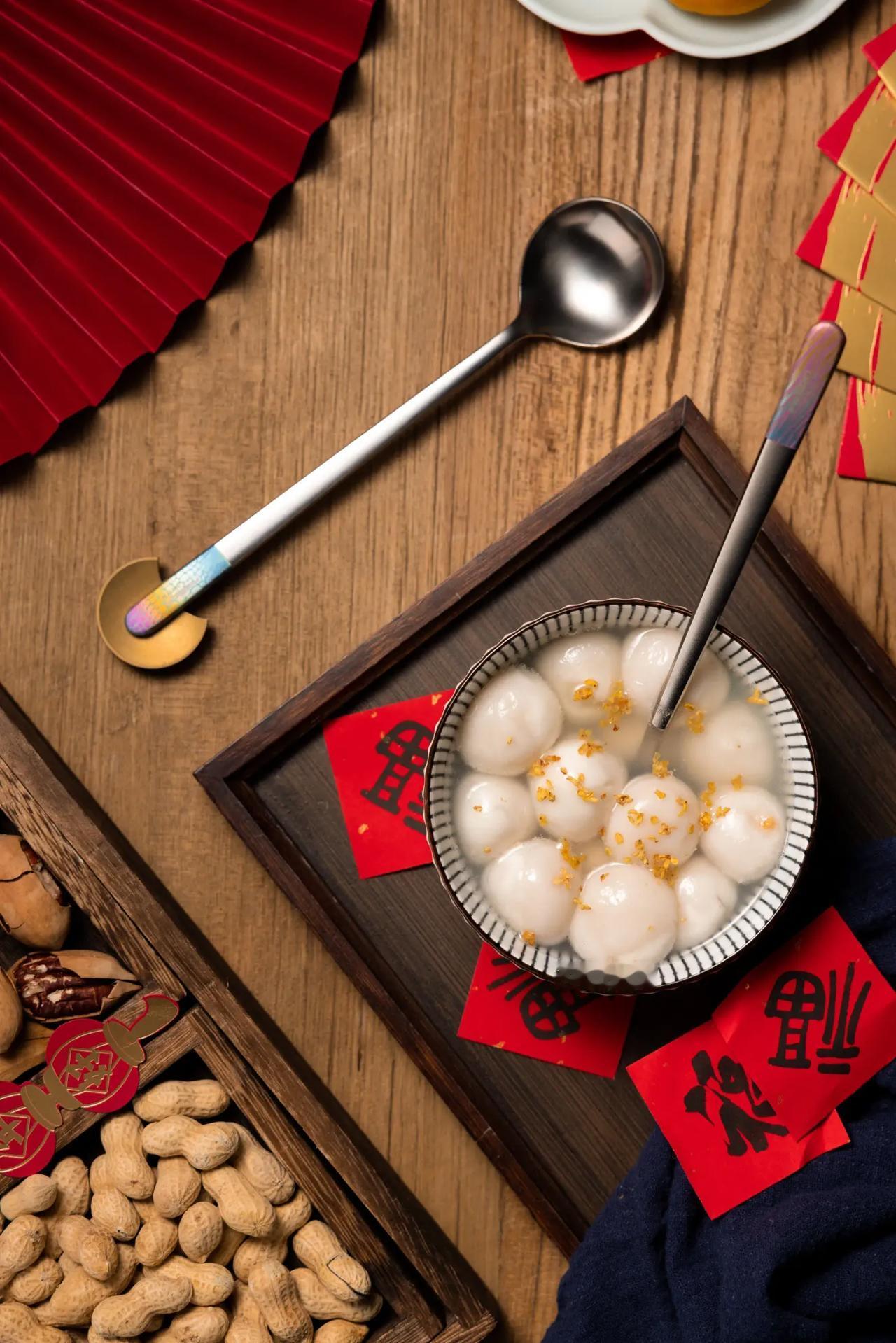 2025正月十五，
乙巳蛇年第一个月圆之夜，
没出十五都是年，
给老朋友拜个晚年