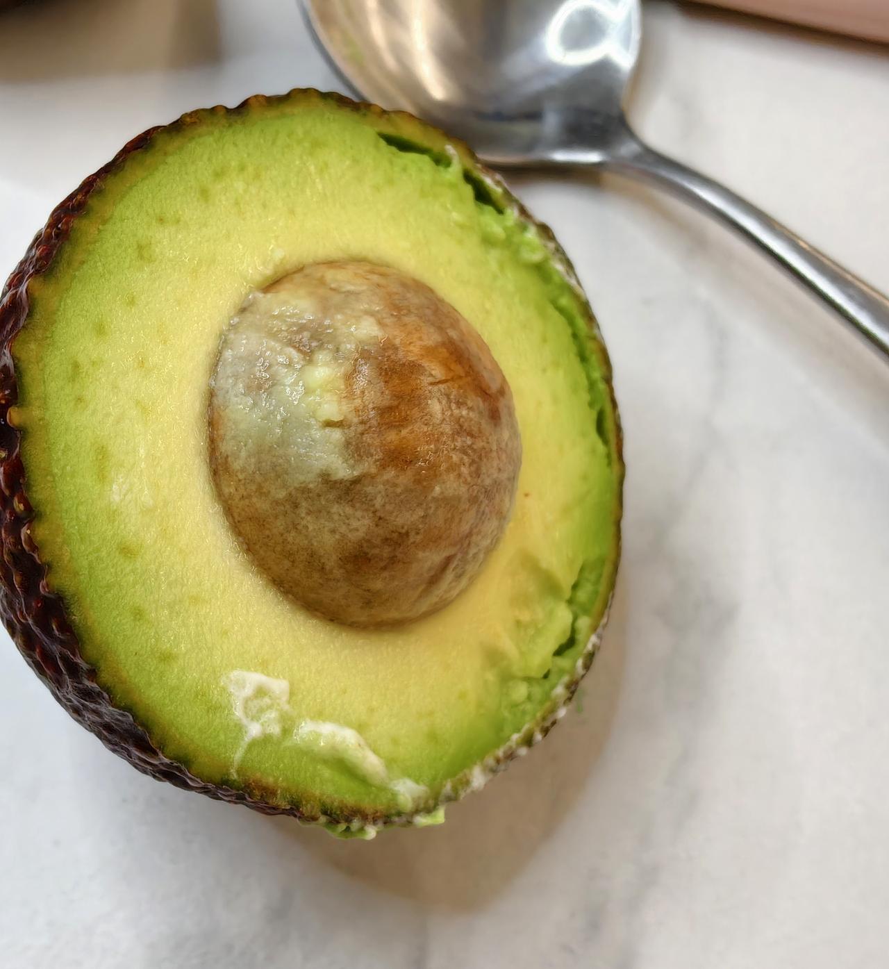 据说牛油果🥑抗炎
口感，得确不咋滴
我喜欢拌点蜂蜜

据说还可以伴着芥末吃
这