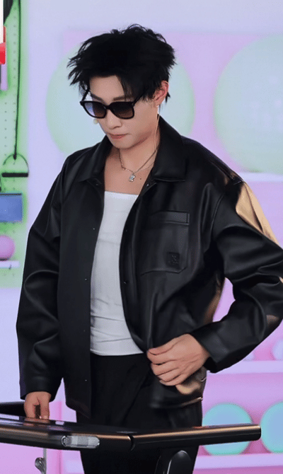 马小宇穿皮衣戴墨镜跑步马小宇建议女生爬坡减肥马小宇的反差感直接拉满！穿皮衣戴墨镜