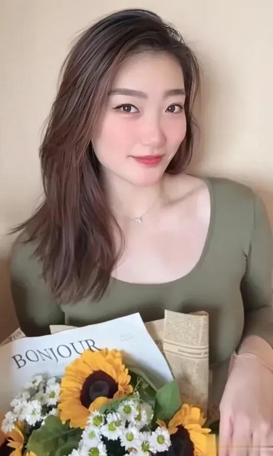 中国女篮九朵金花生活照，按照片顺序依次是：

1、李    梦 ——玫瑰花
2、
