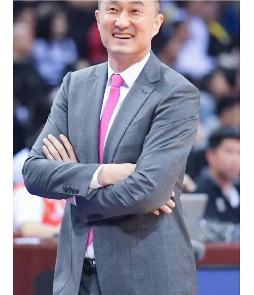 原来杜锋从中国男篮主教练的位置下来，不是姚明的决定的。根据著名篮球评论员杨毅说道