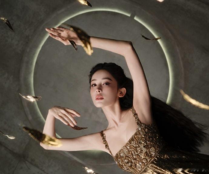 势均力敌的两张脸就这样出来炸街 被娜扎和敖瑞鹏的同框治愈到！两人单独亮眼同框和谐