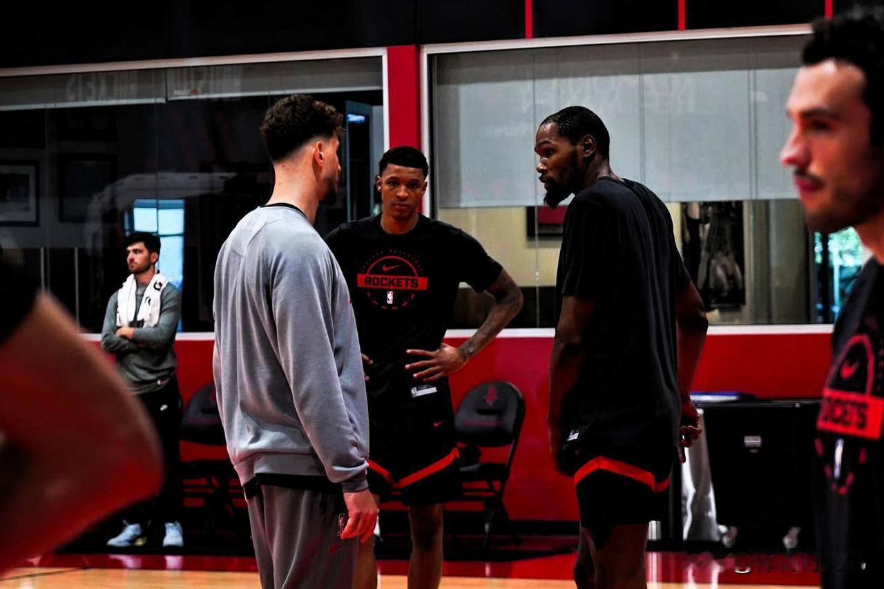 雷霆揭幕战伤病潮来袭！杰威领衔5名球员确认缺席主场对阵火箭的比赛，他自7月手腕手