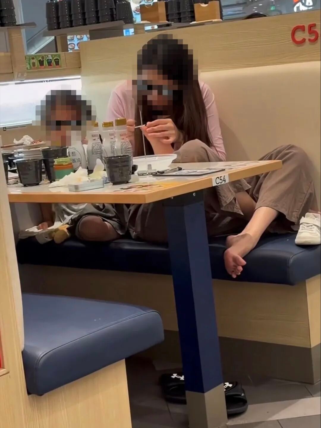 #女子将小孩脚放寿司店桌上剪趾甲#  【女子在寿司店内给孩子剪趾甲，涉事门店回应