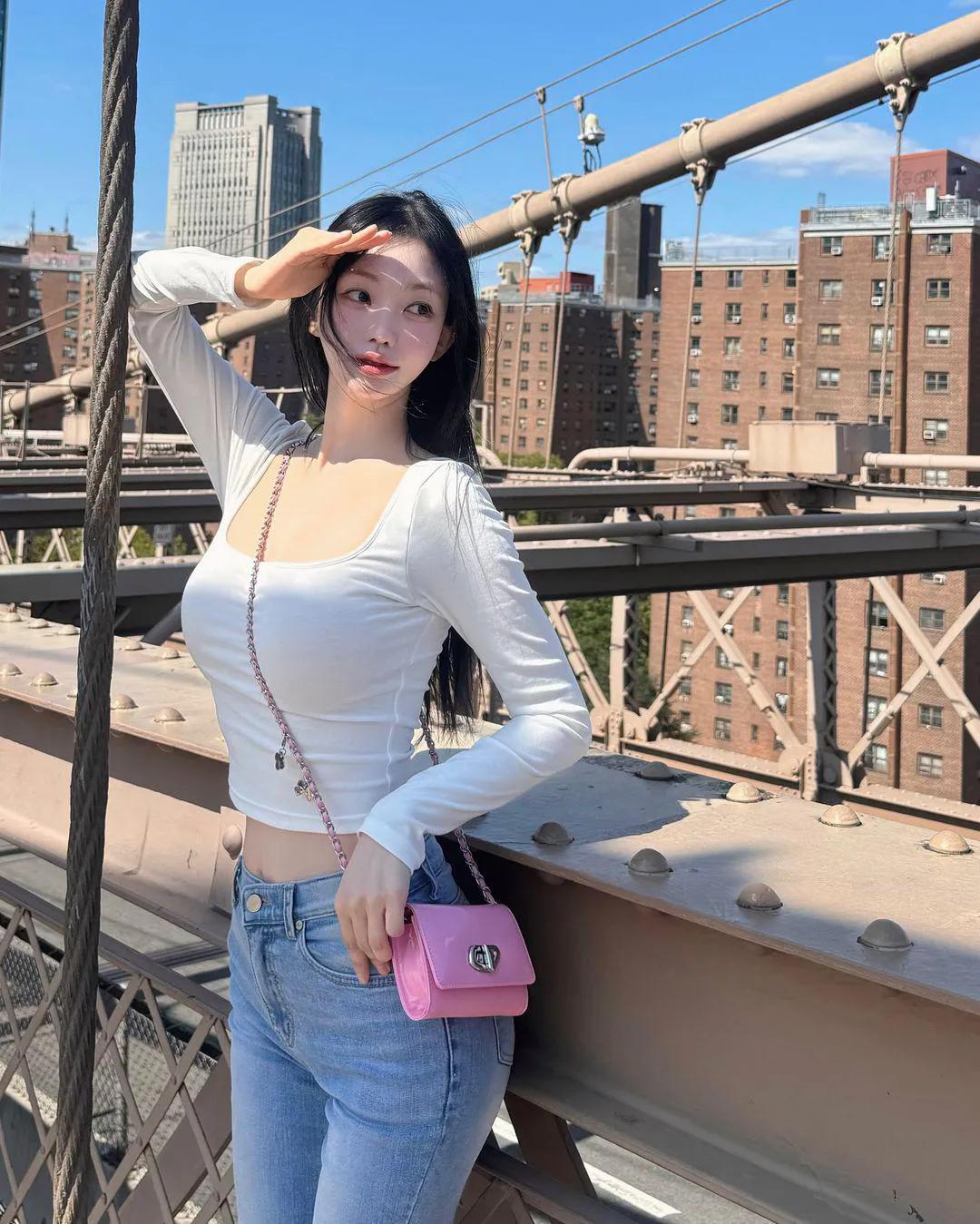 街角清风拂面
#美少女街拍分享# #靓妹倩影分享# #分享美少女倩影# #分享迷