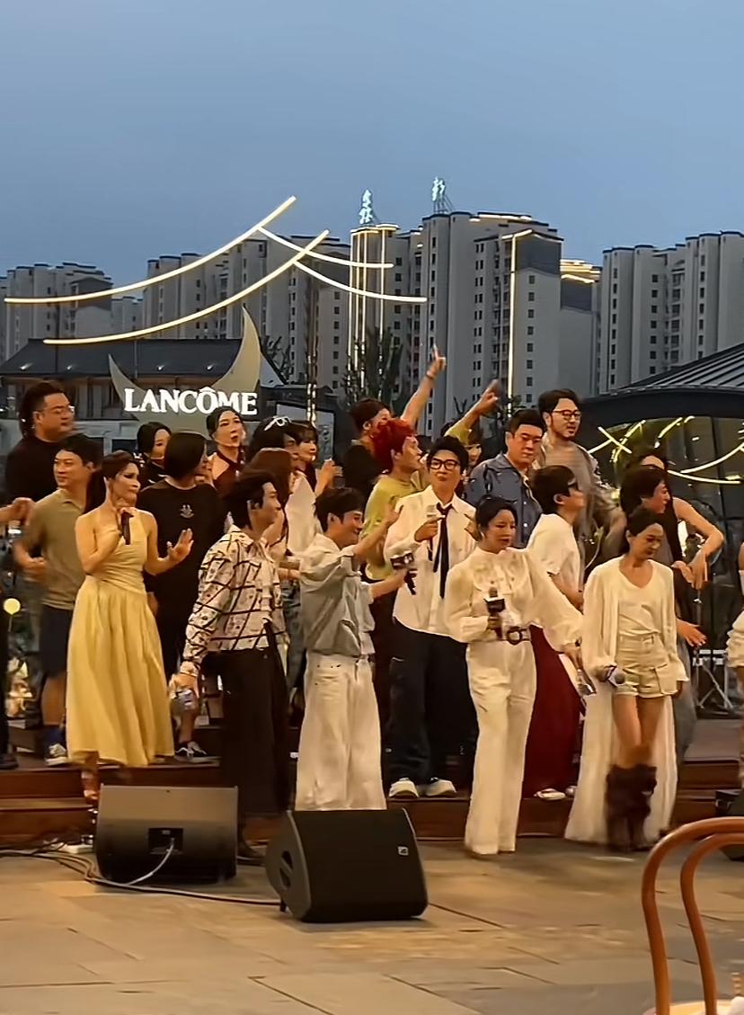 孙楠真是越活越年轻了啊！

现在打扮的也很年轻，

生活也是年轻人的样子。