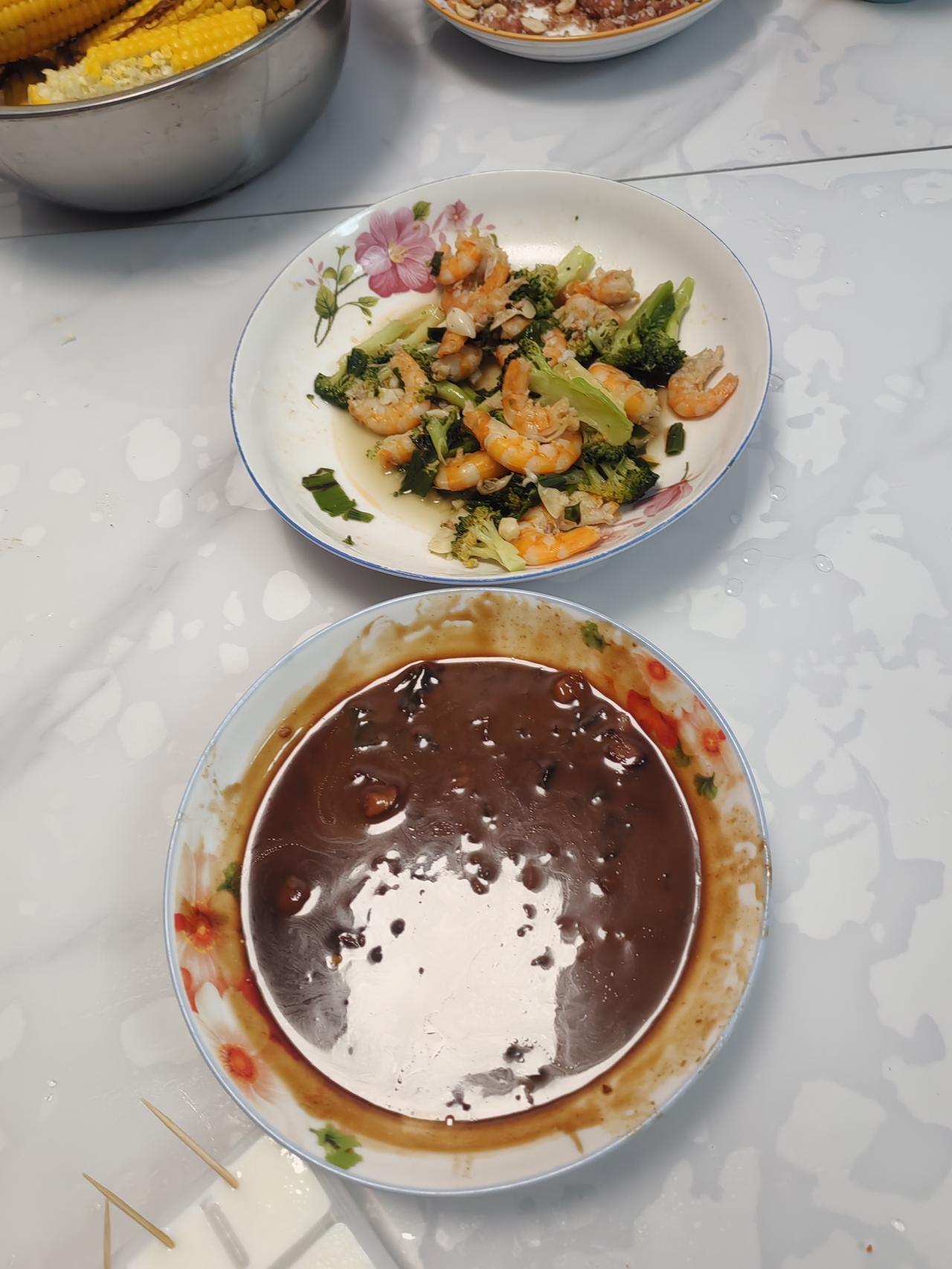 大暴雨没有下。看看天气预报，连着六天有雨。
     晚饭，西兰花炒虾仁，可乐鸡