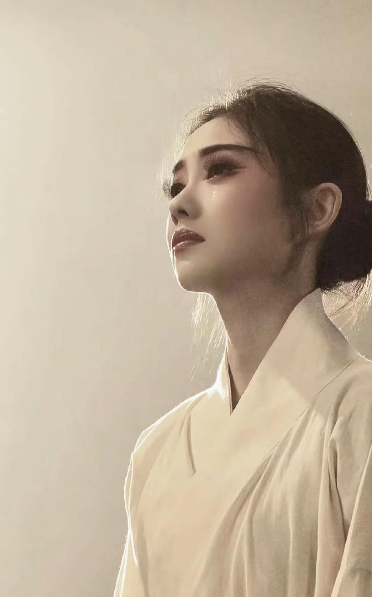 我的三个名字，我的一生。我叫易来弟。有次舅舅偶然带我去学唱戏，路上给我改了名——