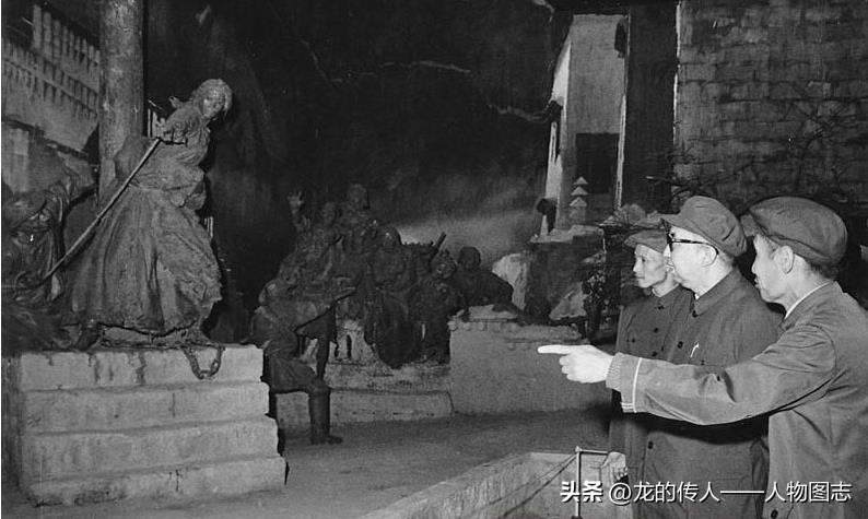 1975年9月8日，华国锋和中央代表团全体成员参观了西藏阶级教育展览和农业学大赛