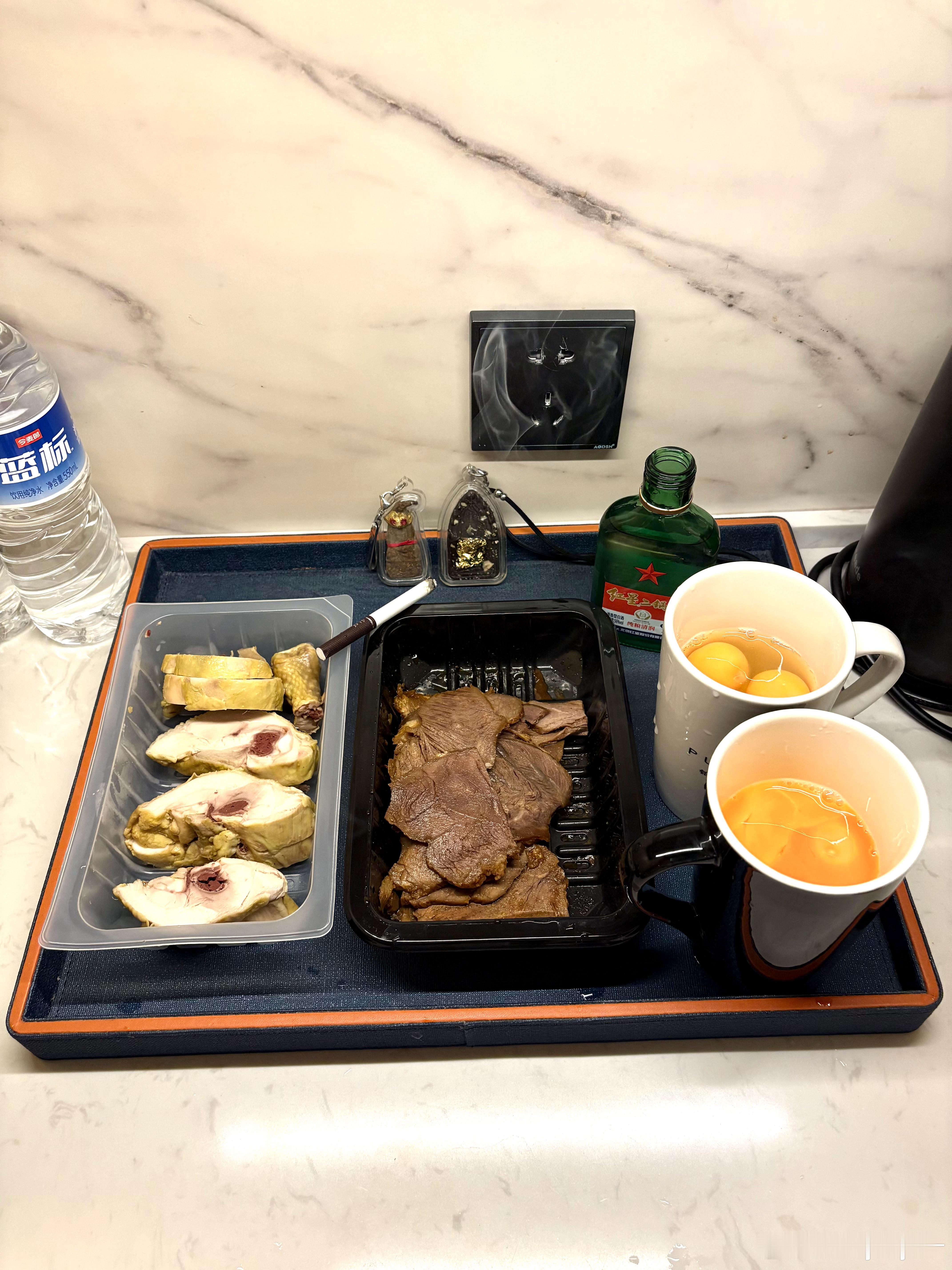 还不是为了赚钱，谁愿意天天擦边坏名声。我想跪下来求命运垂怜，发现比膝盖先落地的是