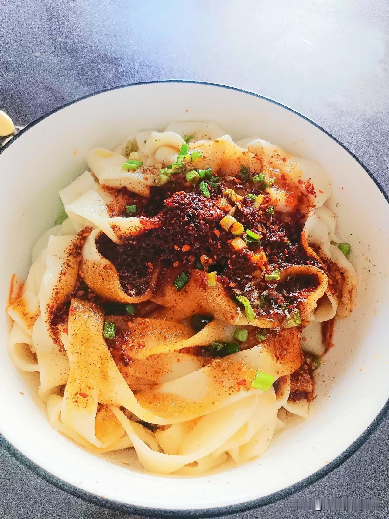 油泼面咥一口香滴发抖[笑哭]今天不吃油泼面心里就像少了啥，油泼面是老陕的灵魂也是