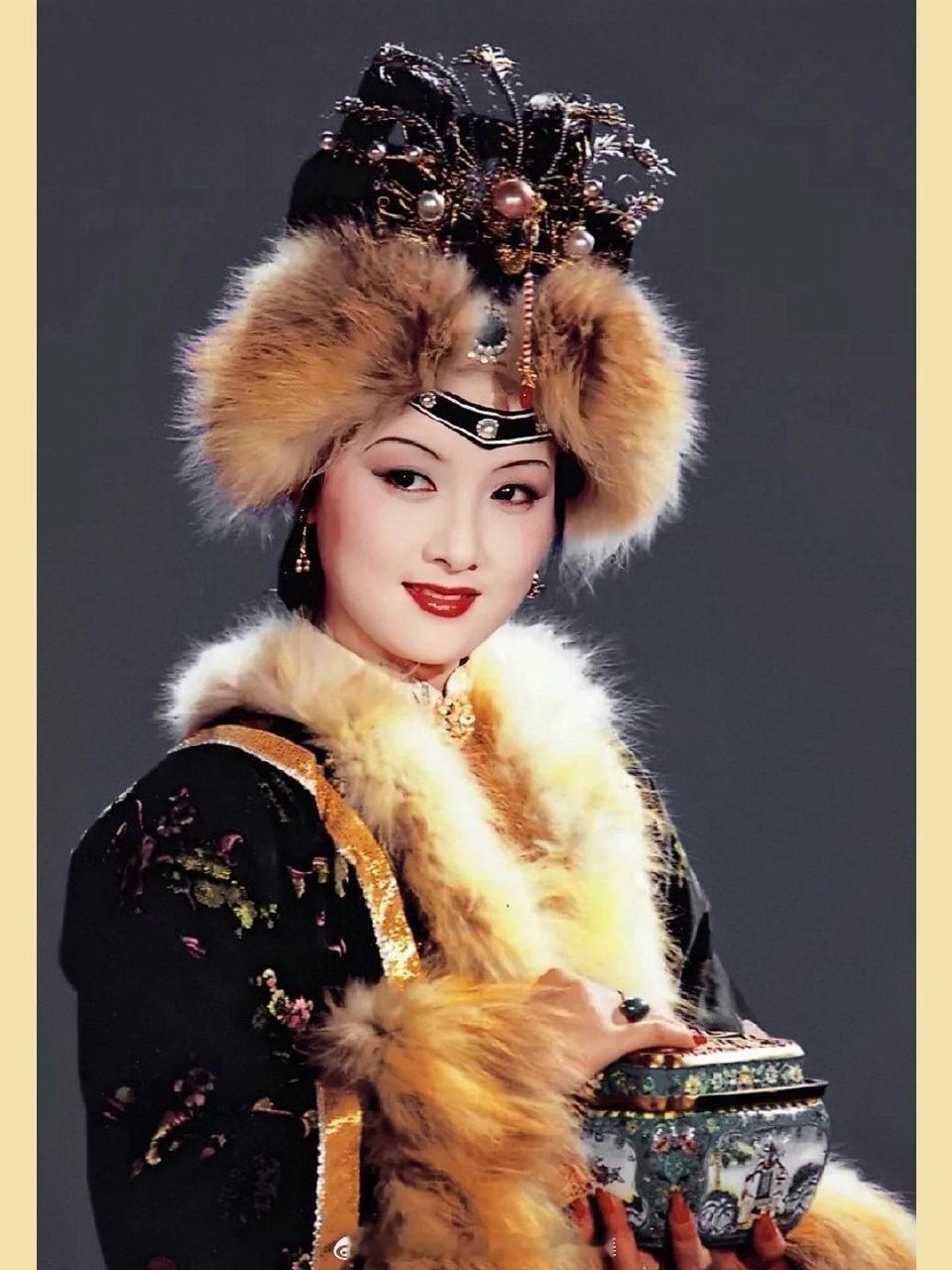 #麦琳退了女儿喜欢的汉服#邓婕说，我在红楼梦剧组三年，承受了三年的压力和歧视，因