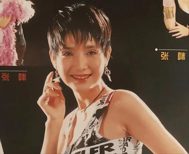 知名歌手张咪成功完成舌癌手术，报平安称将积极康复。虽无法再歌唱，但她保持乐观，感