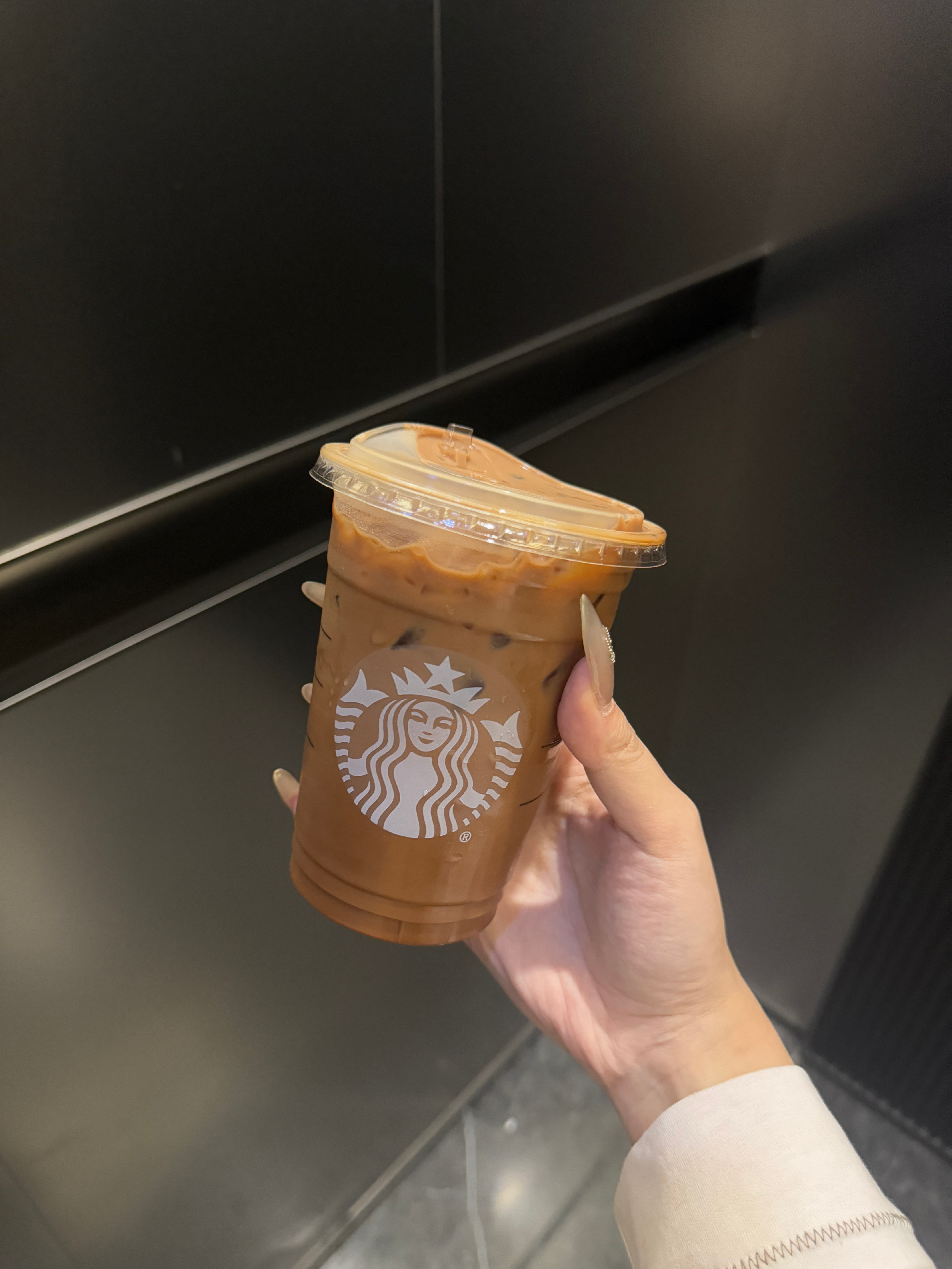 星巴克的红茶鸳鸯拿铁真是抑制食欲的神大早上嗦了两口就嗷嗷想吐我寻思着昨晚也没喝酒