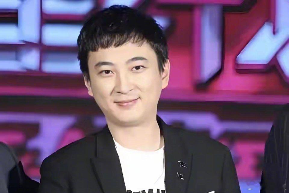 #王思聪黄一鸣疑似私下有联系#话说这王思聪和黄一鸣的名字突然被绑在了一起，还扯上