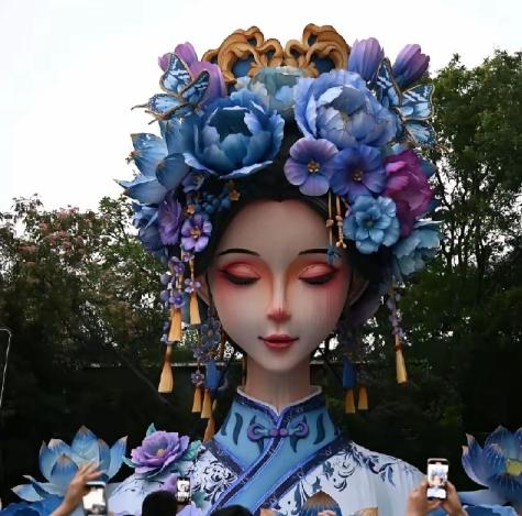 她是历史名人？夏雨荷是封建大地主的玩物，是属于那个时代女性的悲歌。

夏雨荷非妻