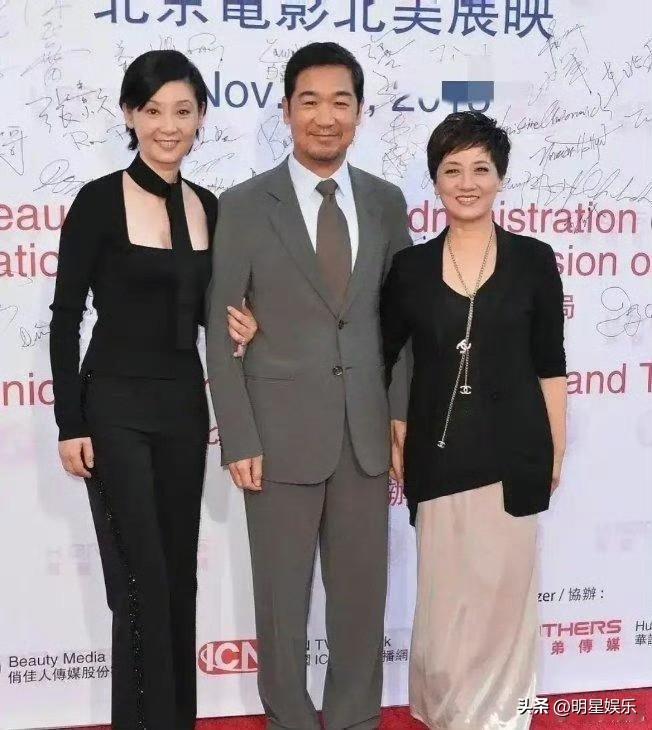 张国立这张合照把握的刚刚好，谁是他老婆一目了然！