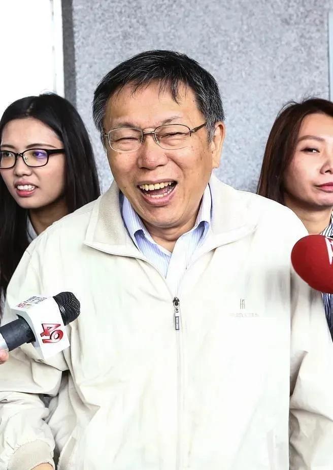 大家都在指责柯文哲在君悦酒店“蓝白合”的表演太龌龊，但他这个似乎比陈水扁319枪