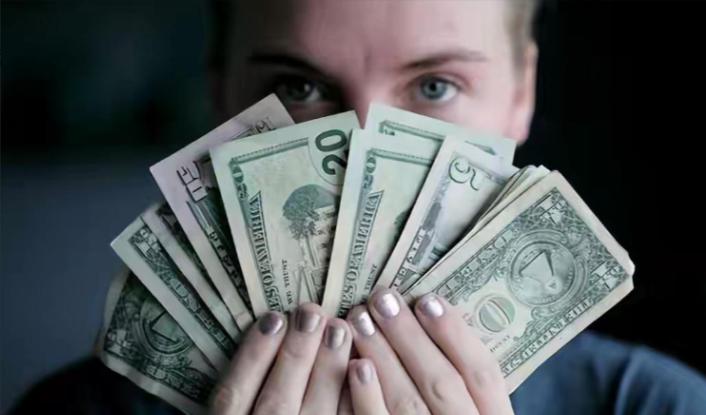 1980年，美国人的收入是中国人的200倍，1990年，美国人的收入是中国人的1