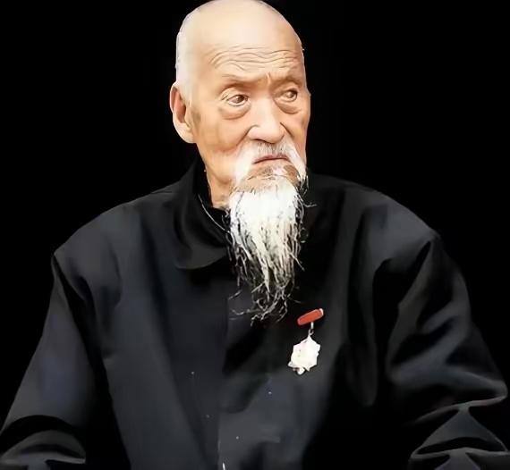 太行山悬崖边，司凤梧孤身一人，被十四个日军逼上绝路。枪口顶住后脑的一瞬间，他没有