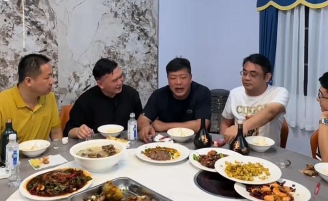 张大炮紧急召回两员前大将，疑似为账号解封之后的发展宏图做准备亲爱的读者们，你们好