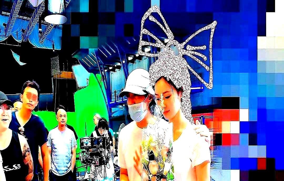 8年了，周星驰那部6亿的电影，还没上映。
 
投资人刘央在视频里快哭了。她说投进