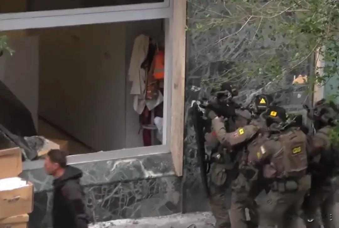 那不勒斯银行没丢现金，劫匪却搬空保险箱，地下通道成新作案工具
4月16日下午，有