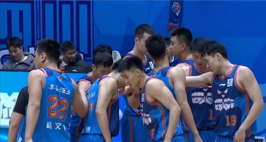 兄弟们，最近CBA圈里最火的话题就是升降级要回来了！根据3月8日的最新消息，篮协