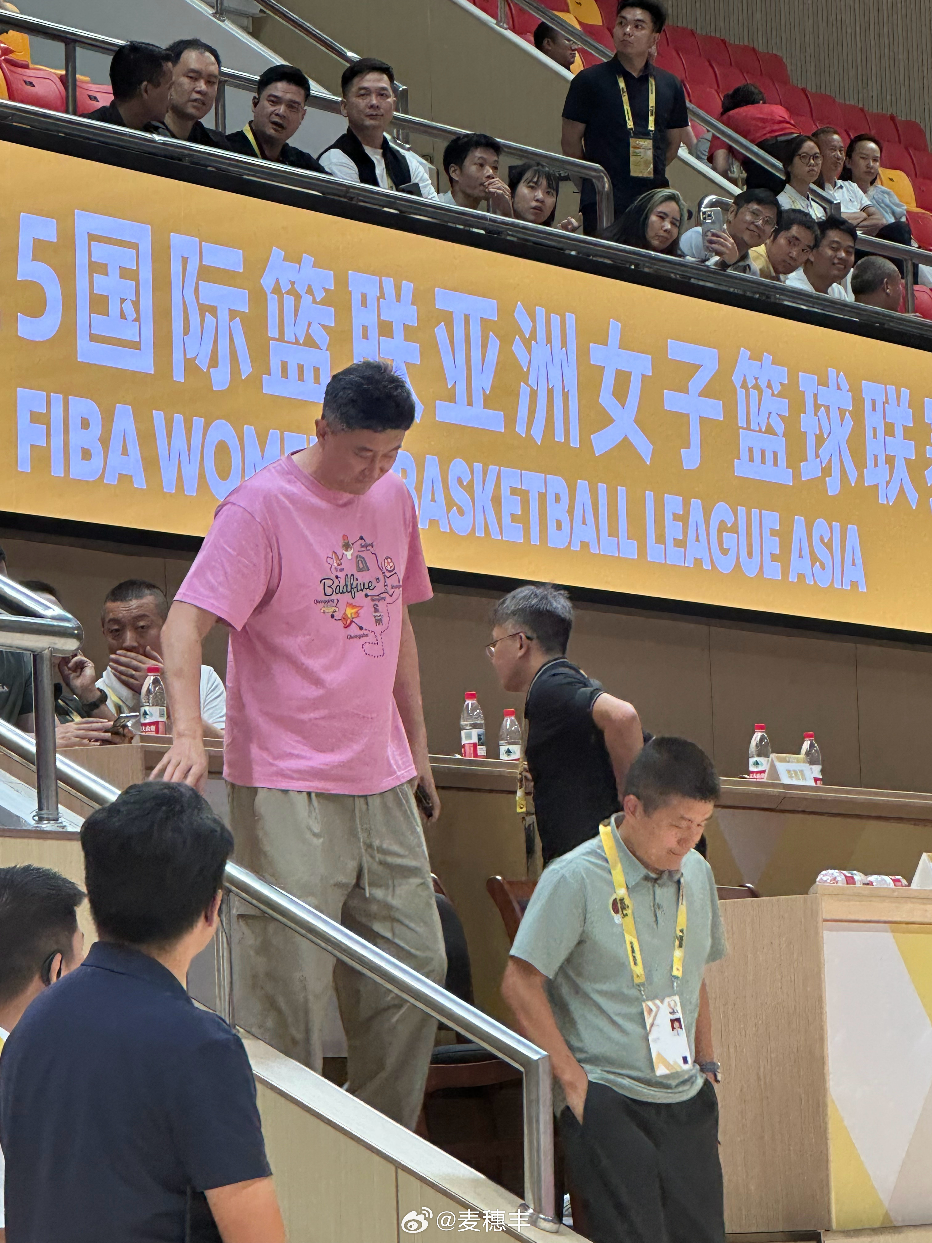 今天杜锋指导也来到现场支持的比赛。国际篮联亚洲女子篮球联赛  ​​​