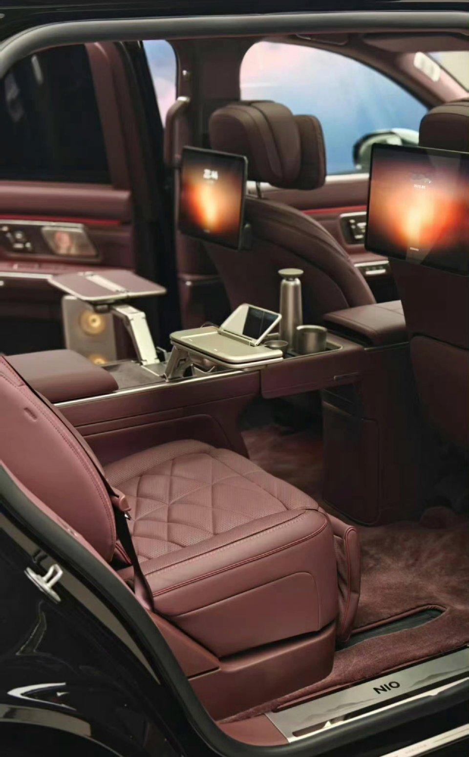 讨论下关于蔚来ES9后排屏幕的设置你们觉得是现在这套座椅后双屏方案好还是大单吸顶