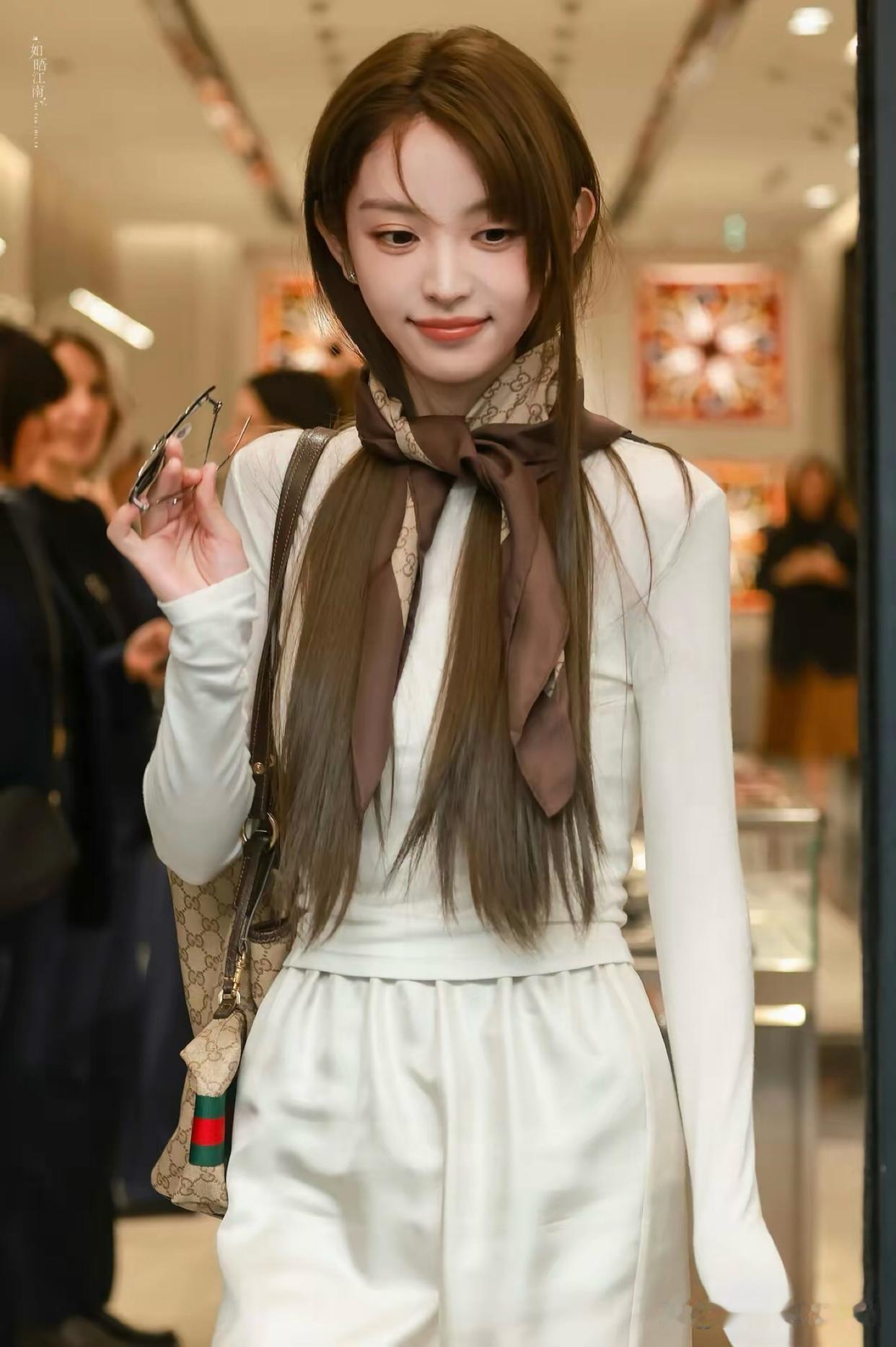 被群嘲“离了齐刘海不行”之后，田曦薇这次米兰时装周真把额头亮出来了。9月24日那