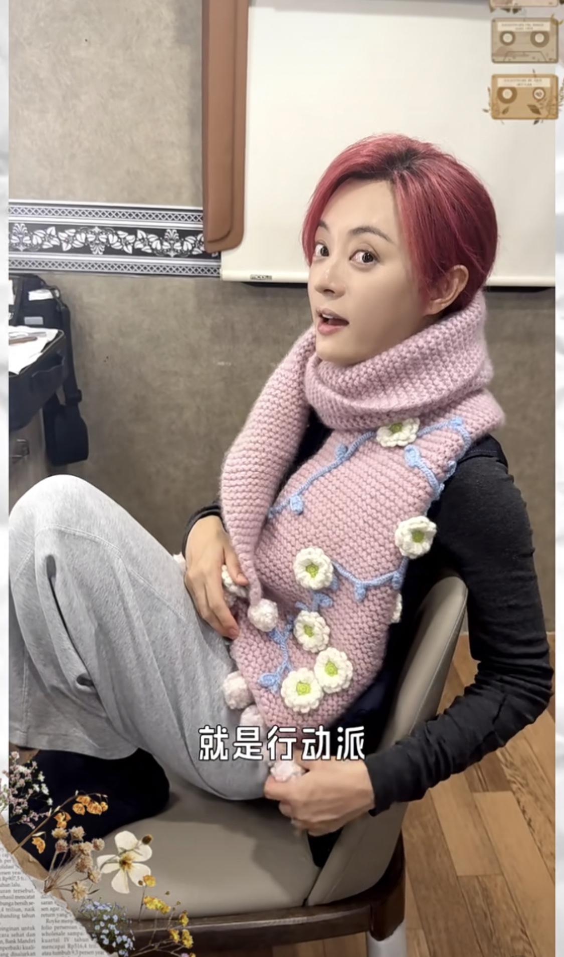 娘娘变身为“织女”了，利用拍戏间隙不要停的织围巾，邓超在家编毛球。

孙俪、邓超