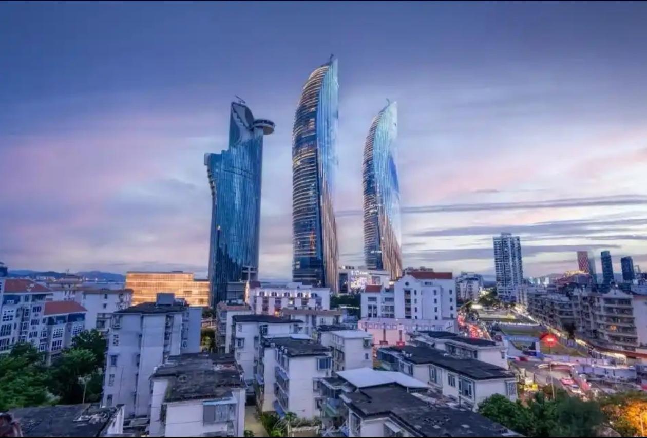 不同角度看“厦门三塔”

厦门世茂海峡大厦（双子塔）与厦门国际悦海湾酒店