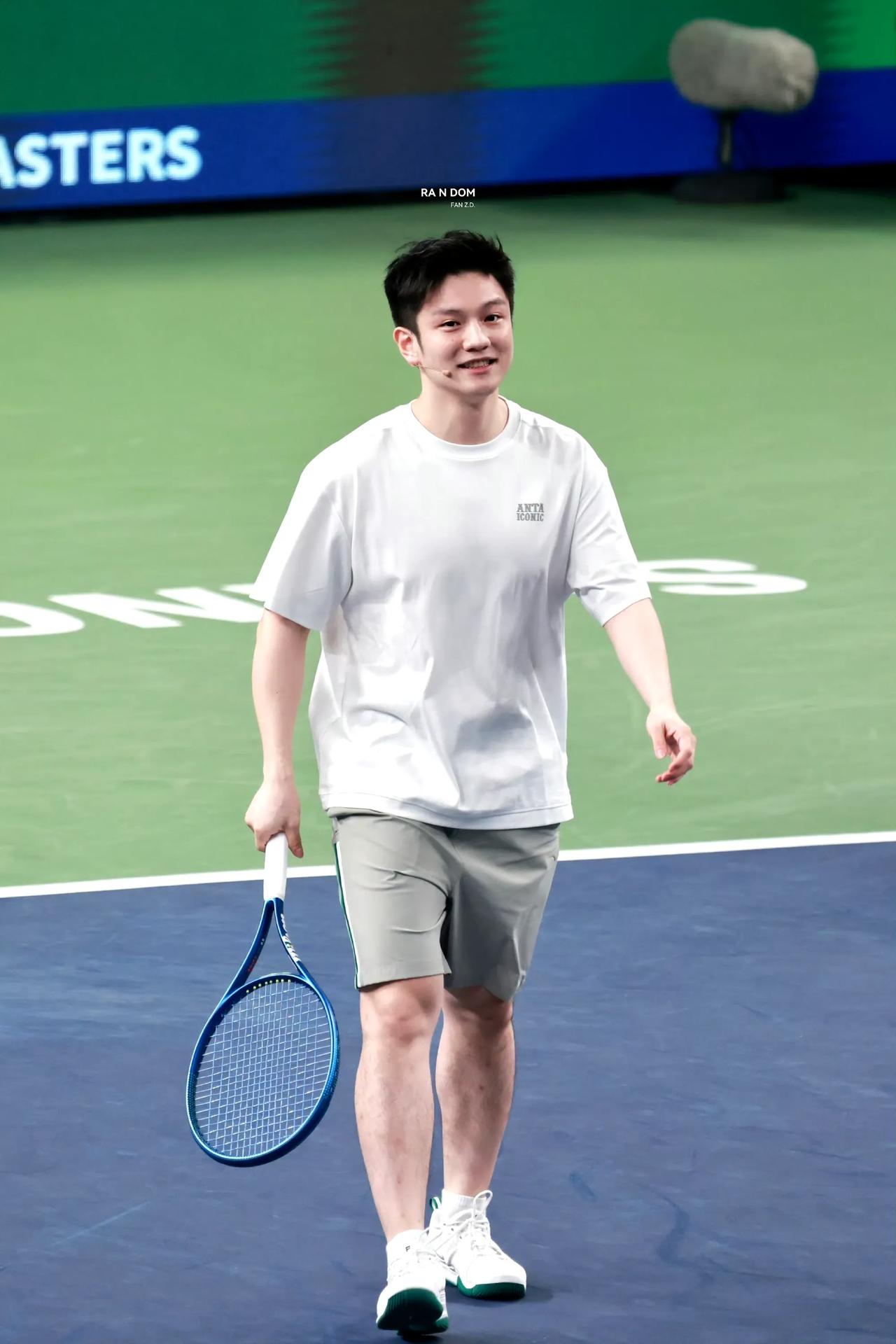 小胖不但打乒乓球很帅气，手拿网球拍的他更是帅的不要不要的！据说突击培训了他两个小