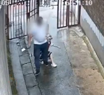 女童回家被陌生男子拖进小巷喝了酒怎么不去拉个大爷还知道拉小女孩，什么都让酒背锅。
