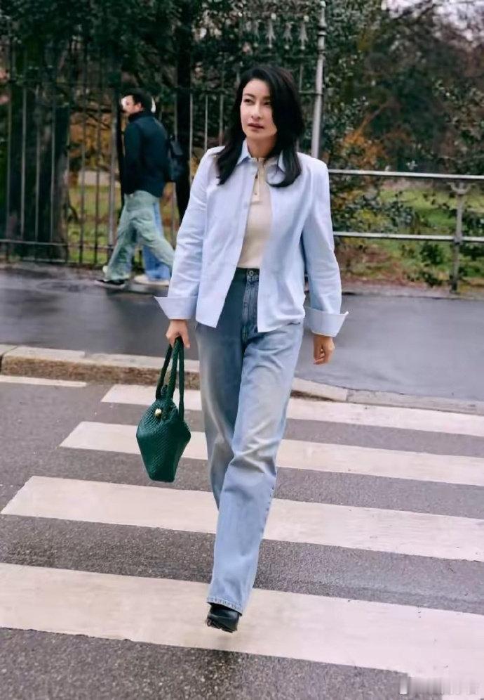 还以为只有便宜的牛仔裤膝盖会鼓包，直到看到了郭晶晶穿的牛仔裤…… 