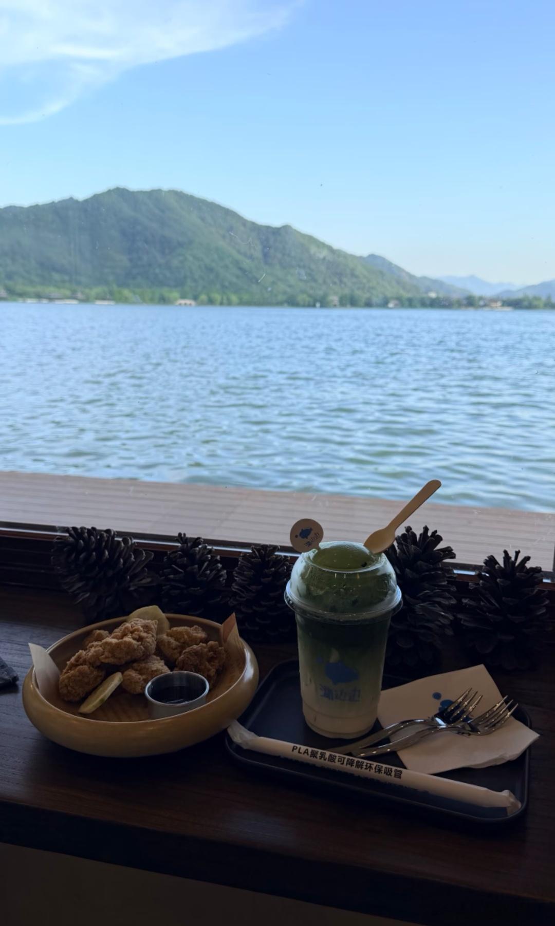临海早！今天的快乐是湖景+炸鸡+抹茶冰给的，这日子也太舒服了吧😌 