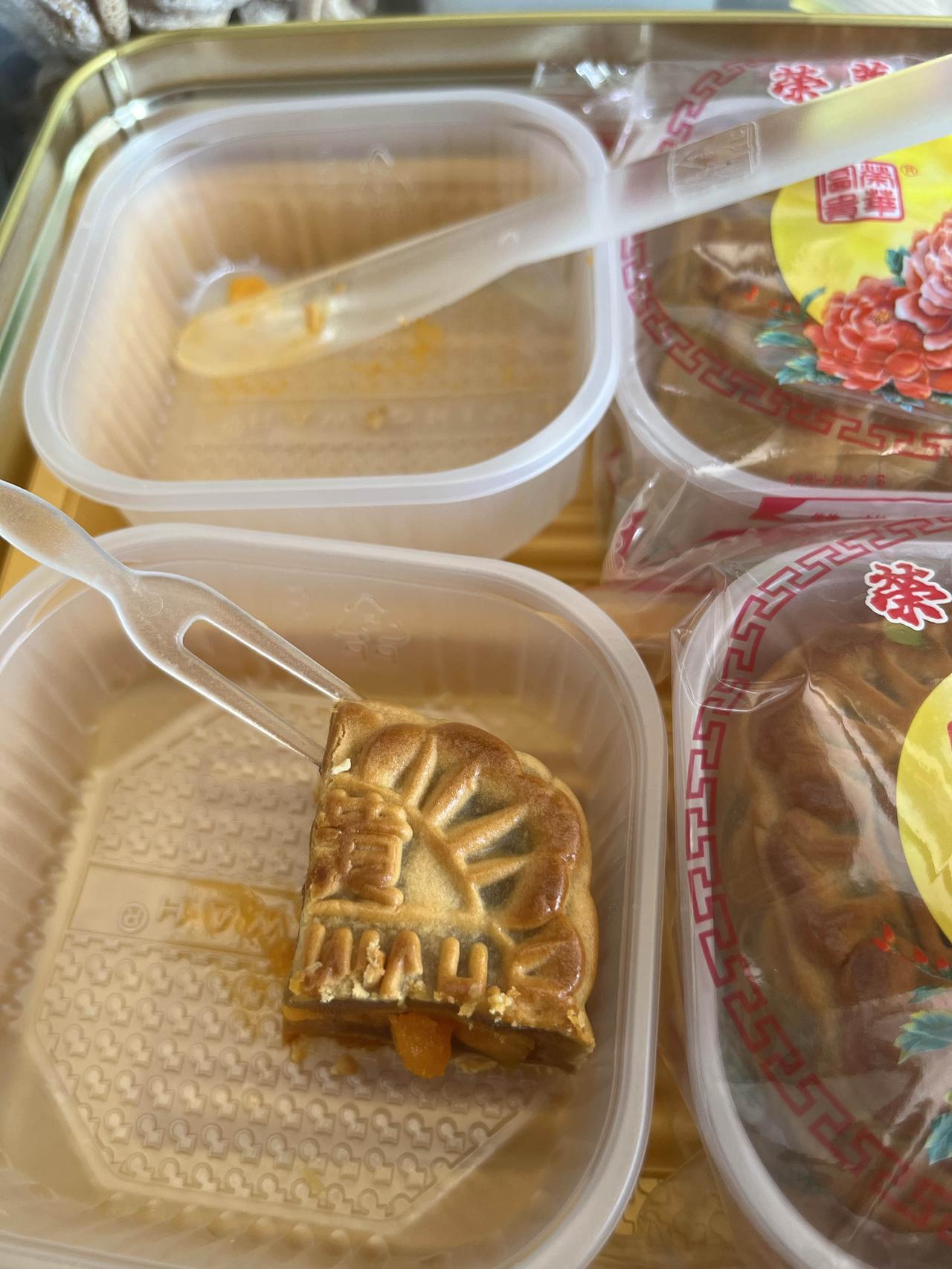 月饼和糕点装得整整齐齐，真诱人！吃完要大量喝水才行