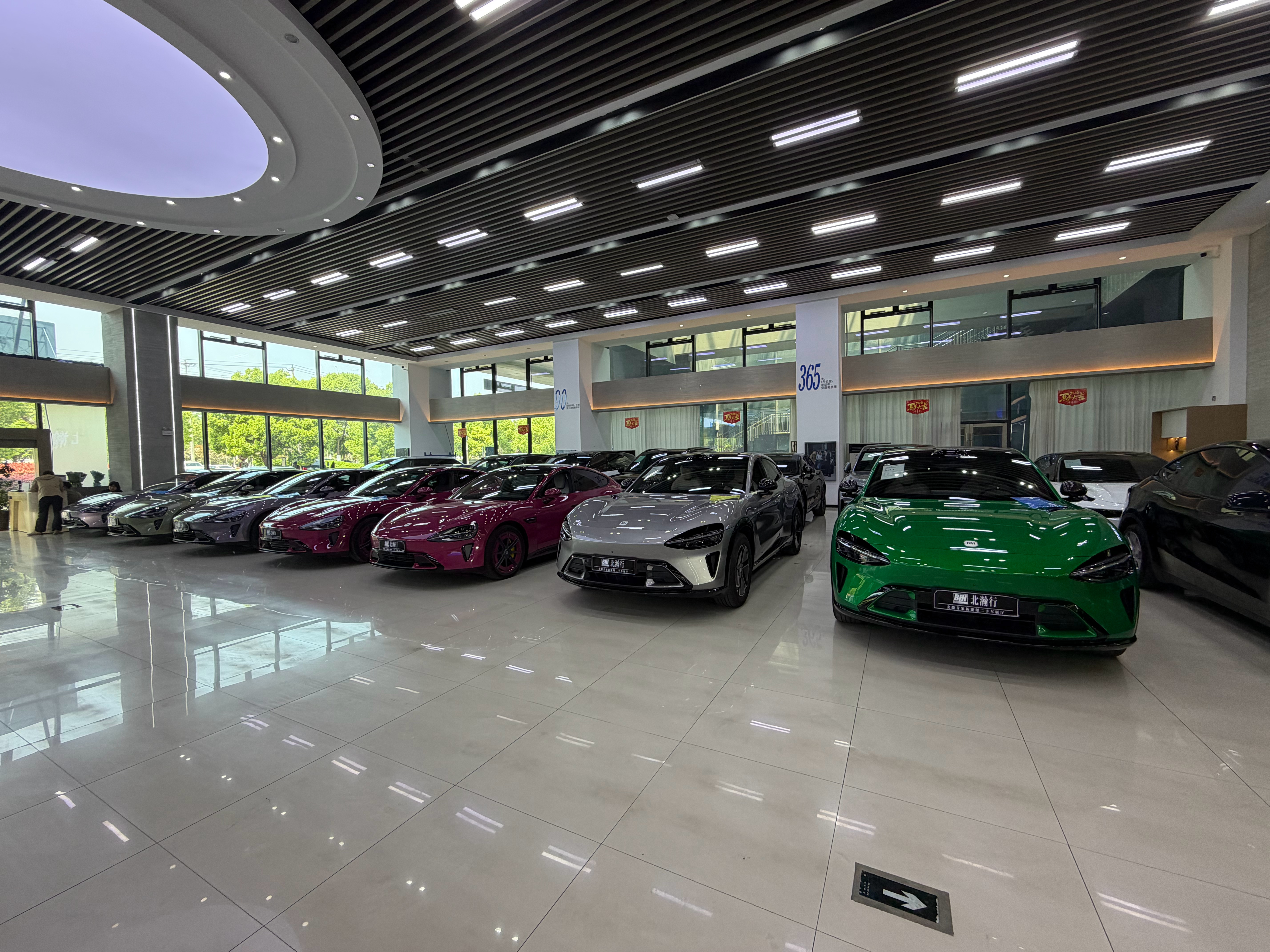 搬进新展厅，空调有了，网却很卡，直播都不流畅了，找了电信的人来看了下说要升级企业