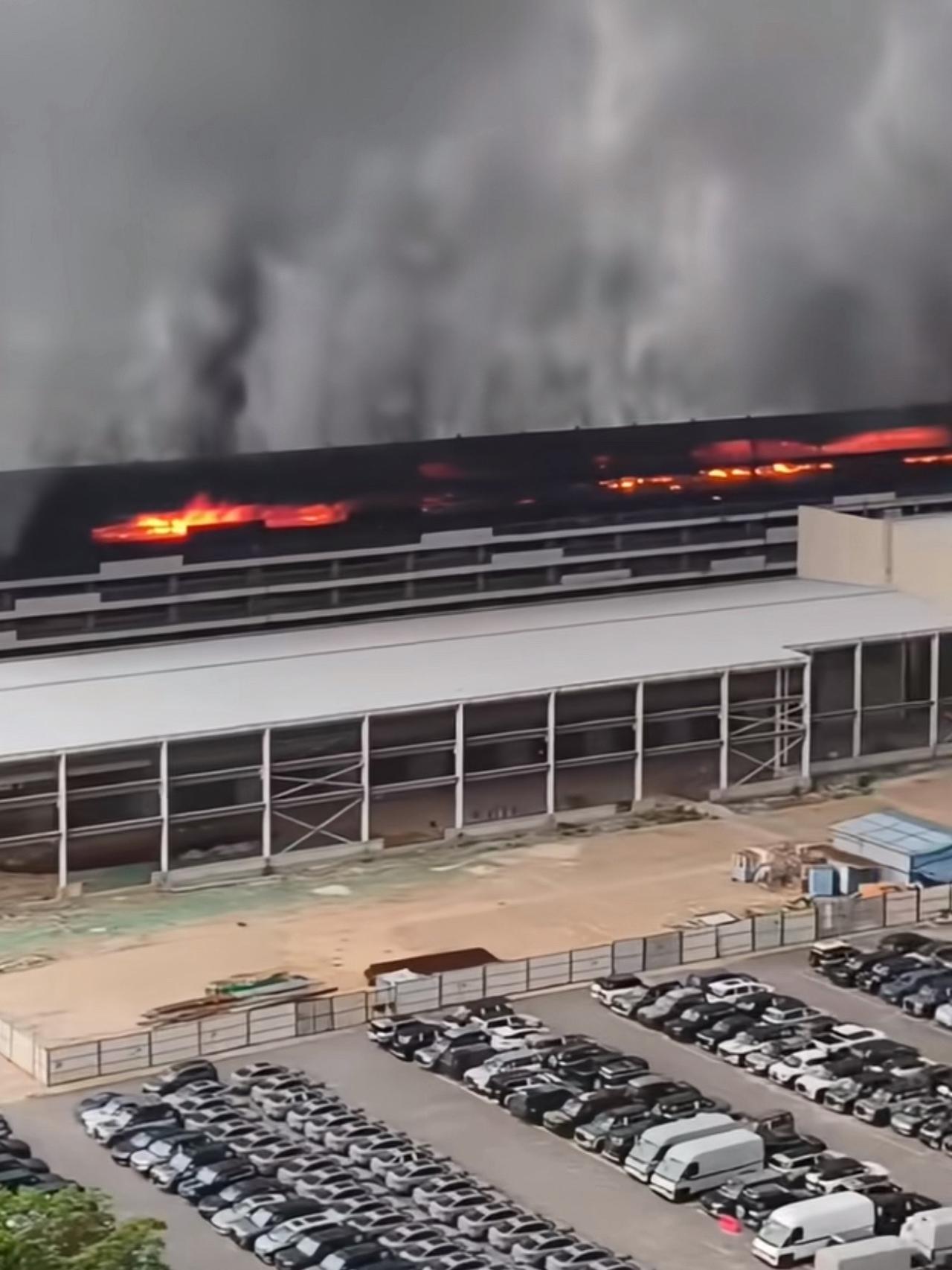 比亚迪公司起火，看到网友说是停车场位置，烧的还是挺大面积的，希望没人员伤亡，不传