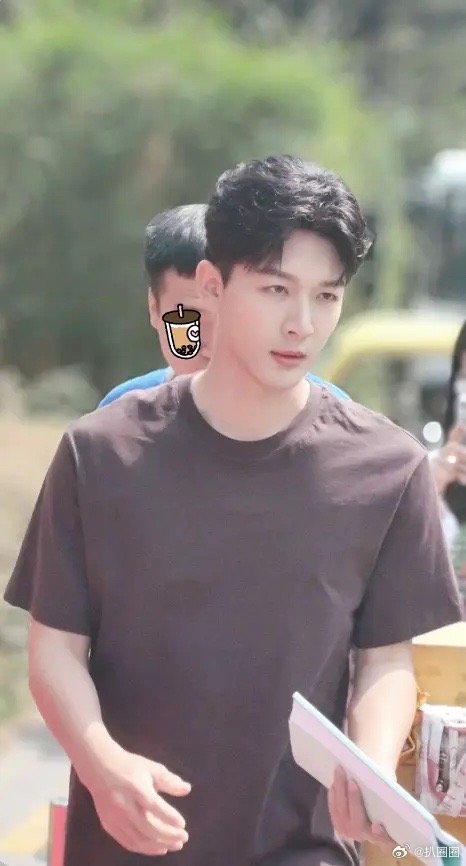 张晚意但愿人长久路透，这个妆造比开机路透好多了～ 