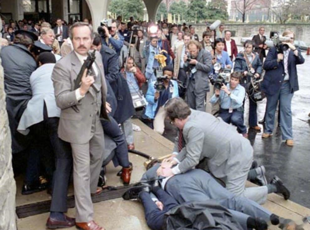 图1:1981年是里根遇刺；图2：那时还是里根的铁粉特朗普在首次当选后发誓要成为