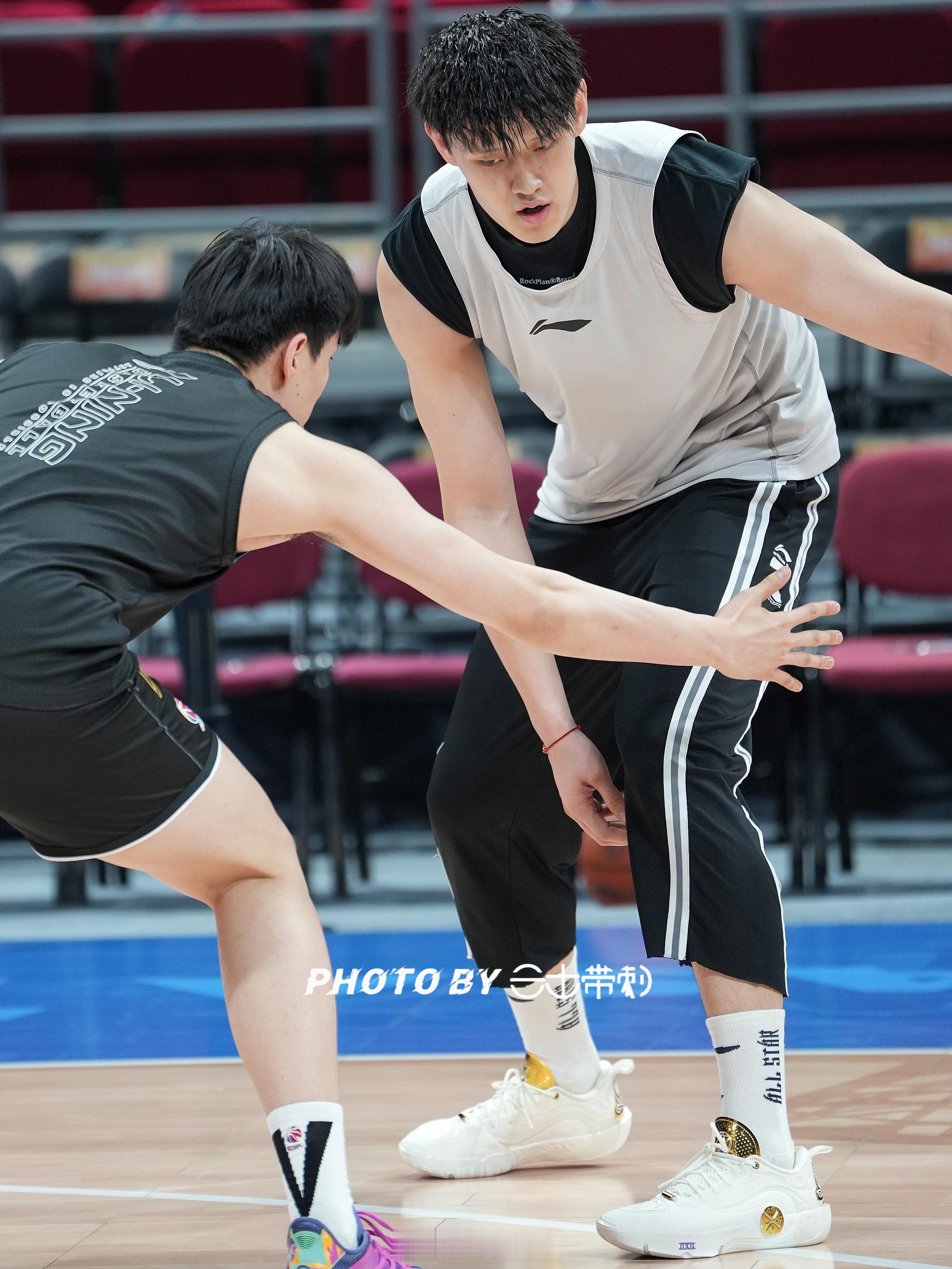 北京男篮vs吉林男篮 爱酱归来，踩场这个韦德12白金配色，太帅了！ 北京·五棵松