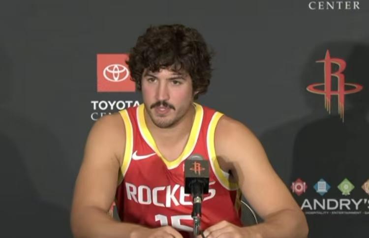 看NBA上咪咕视频，9月23日随着NBA球队新赛季媒体日的进行，火箭后卫谢泼德在