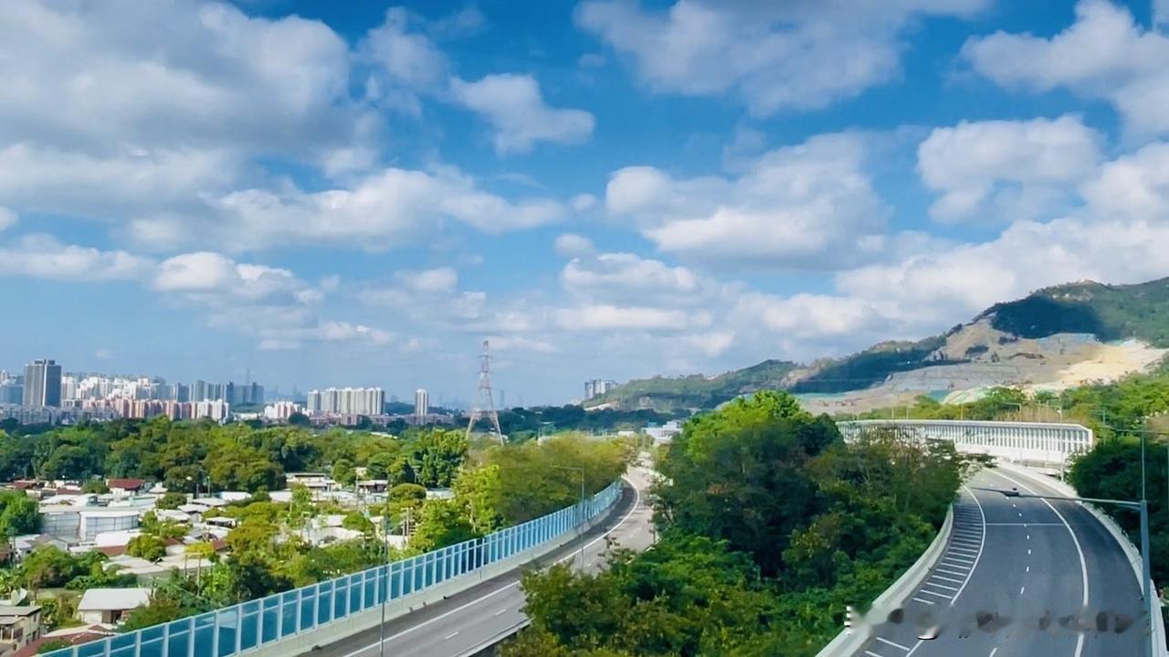 很清澈的晴空，城市与自然的和谐共存，绿意盎然中的现代都市风光。（原图直出）