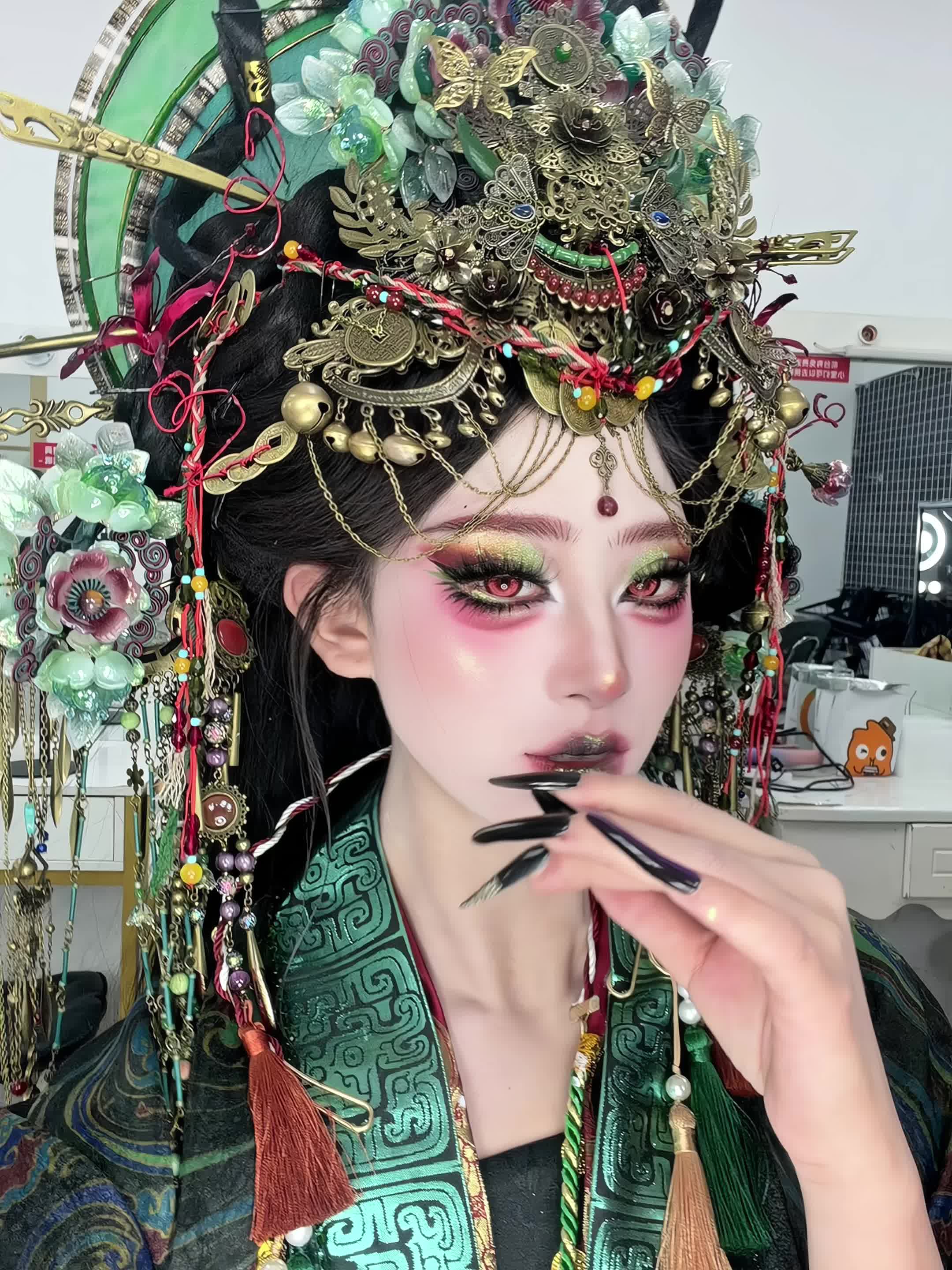 一身红绿，惊艳古建红墙