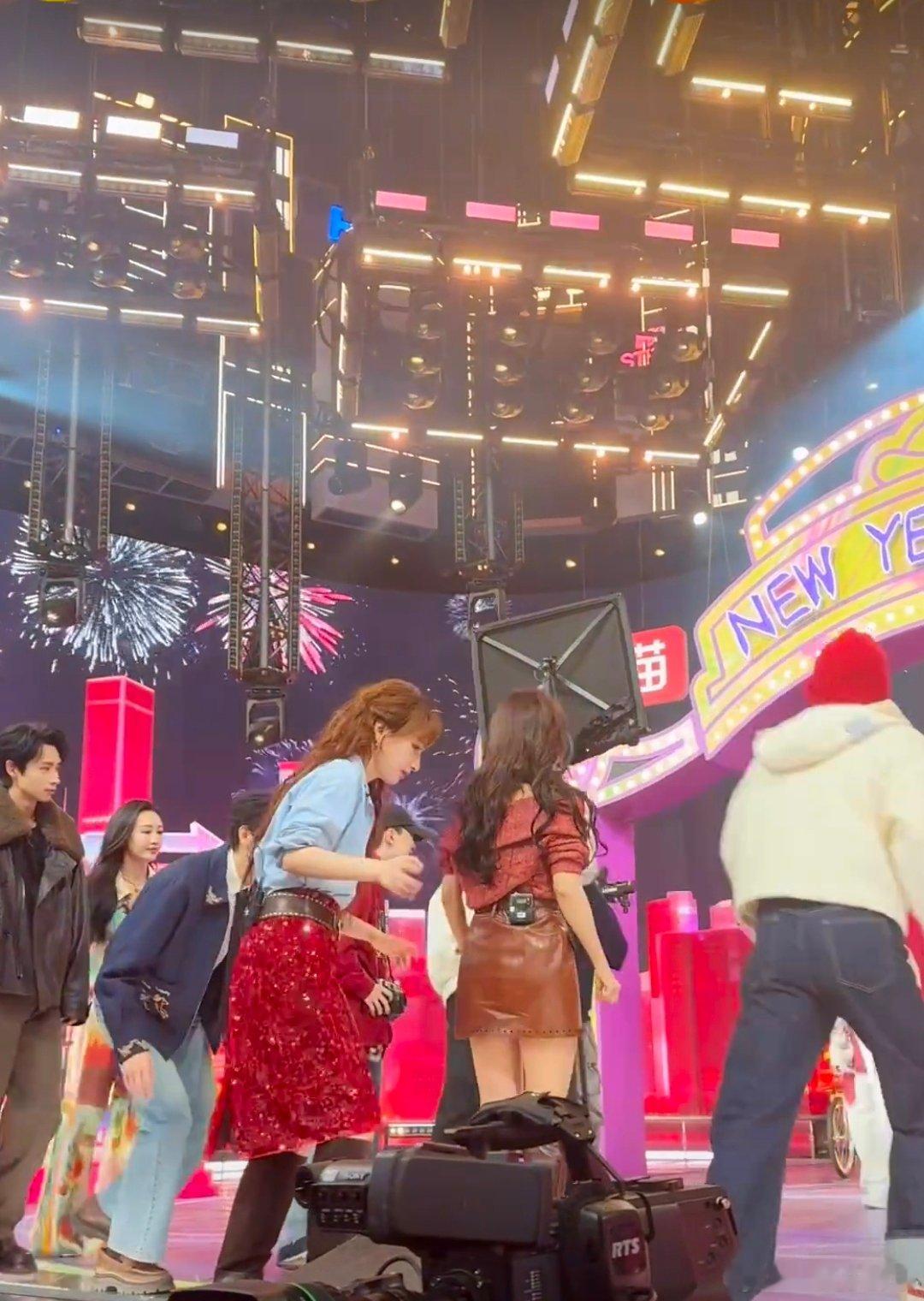 何炅说侦探团已经燃尽了你好星期六 镜头前一派从容，镜头后忙到飞起！何炅自转，全员