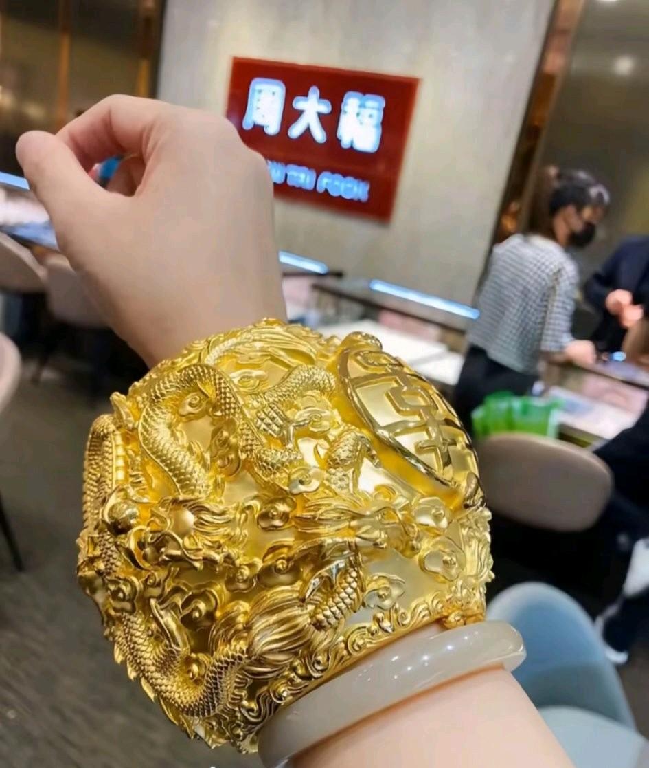 刷朋友圈时，看到闺蜜好友们纷纷晒出项链、戒指、耳环、手镯之类的饰品。好像谁没有这